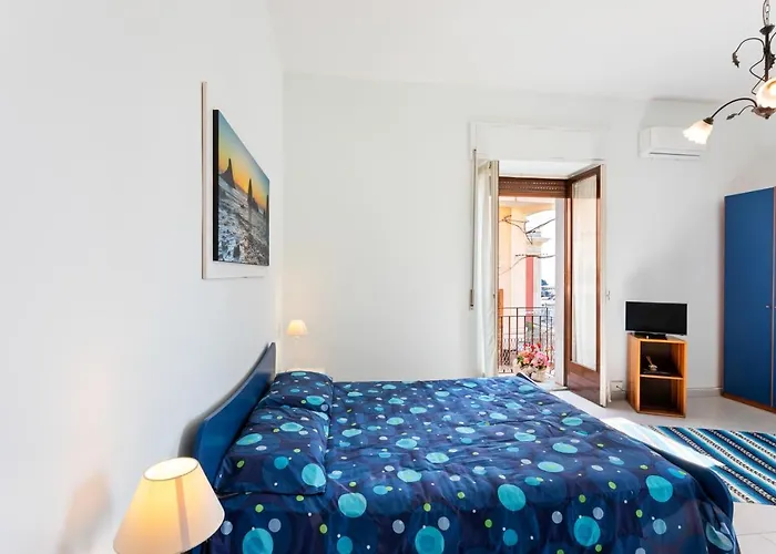 Guesthost - La Finestra Dei Ciclopi Seaview Flat Lägenhet